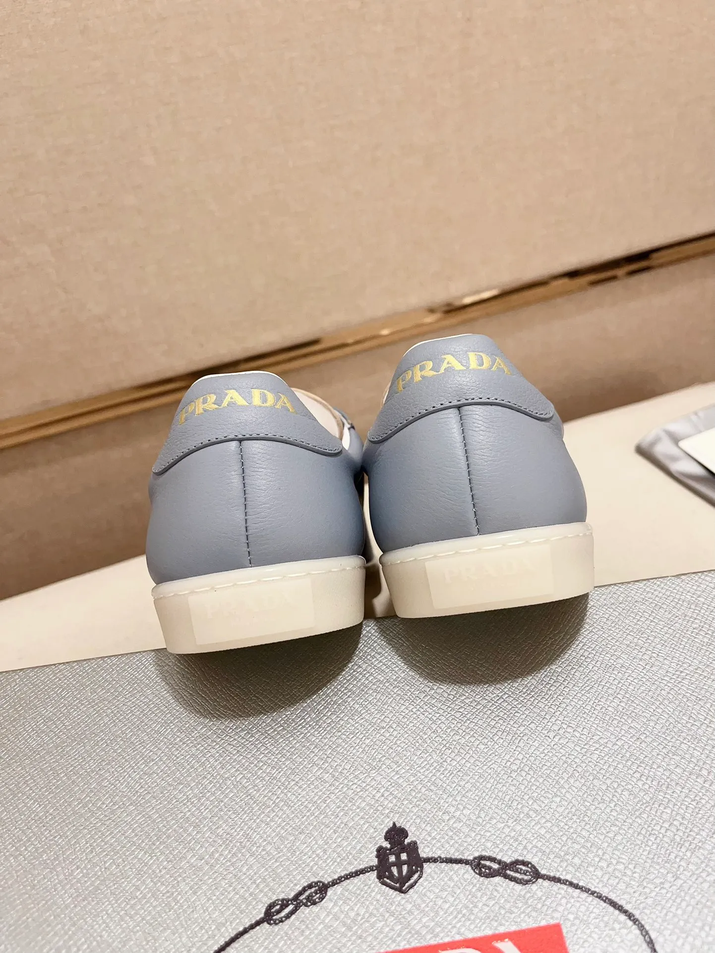 Men's Men's Shoes 💰 500💰 ✔️✔️✔️Higher version High-quality new PRADA (Prada) counters are launched simultaneously. The new men's shoes and 😘fabrics are made of high-tech glue-making technology. Lining: Full cowhide lining. 👍🏿 High-end ☄️ air-cushion molded anti-slip rubber outsole, exquisite lines, simple and elegant, comfortable and high-end for leisure travel. Code number: 38 to 44 (45 can be customized and cannot be returned or exchanged)